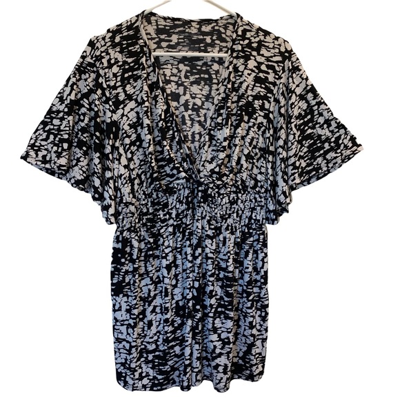 Liz Lange for Target Tops - Liz Lange V-Neck Short Sleeve Black and White Maternity Top Size XXL